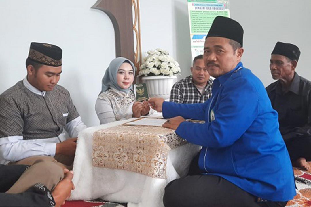 Kepala KUA Balikpapan Kota, Murtafiin memimpin pernikahan di Kantor KUA