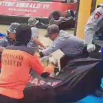Pengangkatan jasad korban tenggelam ABK kapal tongkang Sumber Kapuas 211