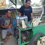 Heni Misinem saat memeras tebu menggunakan mesin.