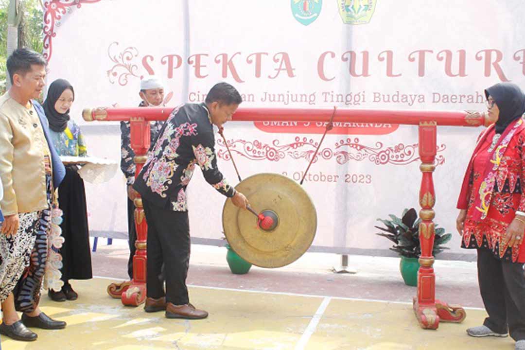 Budiono Kepala SMAN 5 Samarinda saat memukul gong tanda dibukanya even Specta Culture