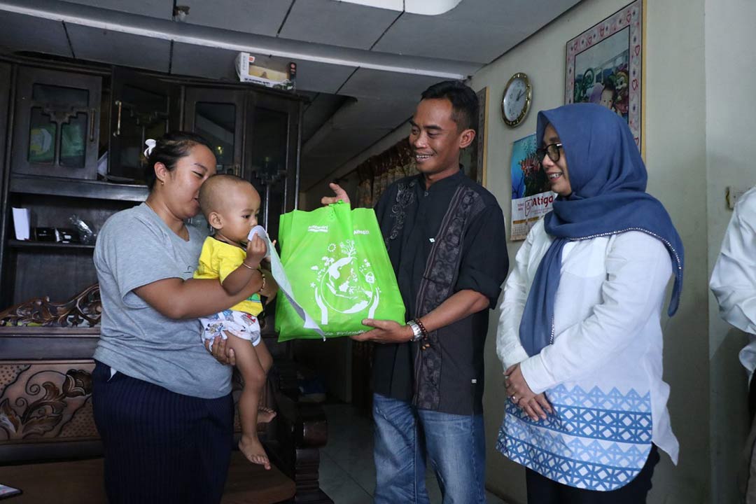 Kajari Batu dan Istri Beri Bantuan anak stunting