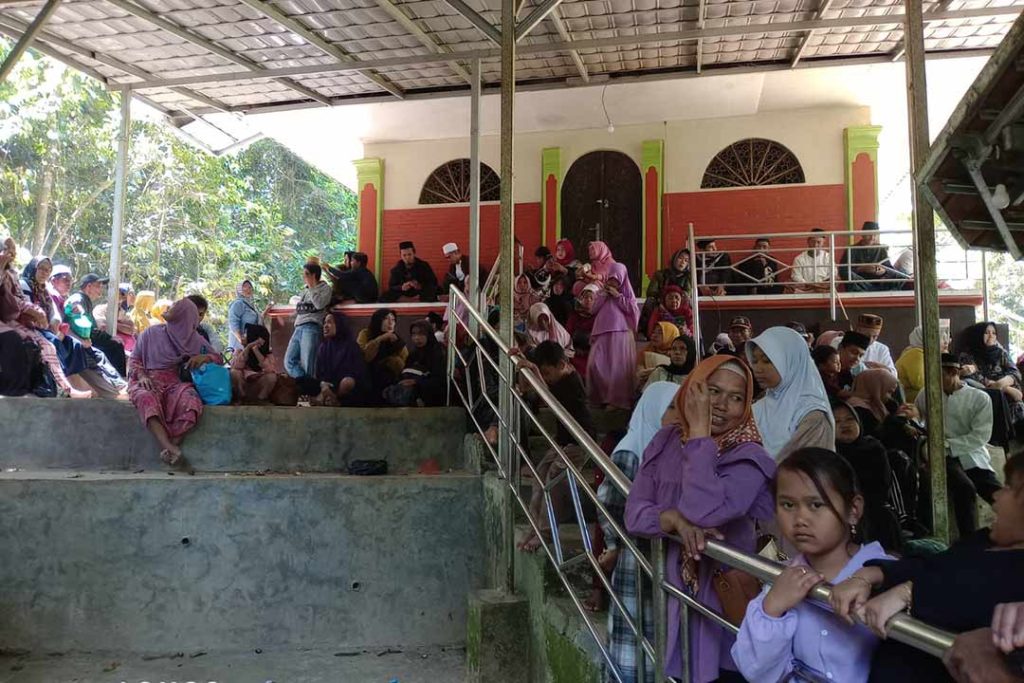Peziarah antri untuk masuk ke kubah makam Sunan Parung.