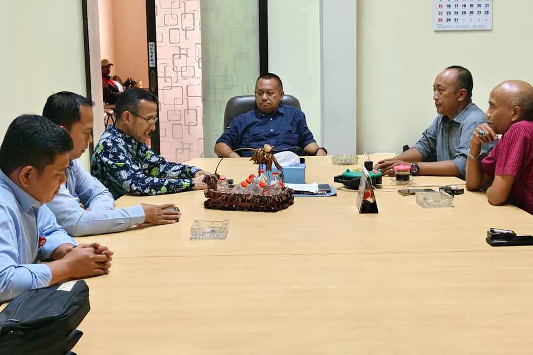 Ketua PWI Jatim Lutfi Hakim menerima rombongan tim OJK Jatim