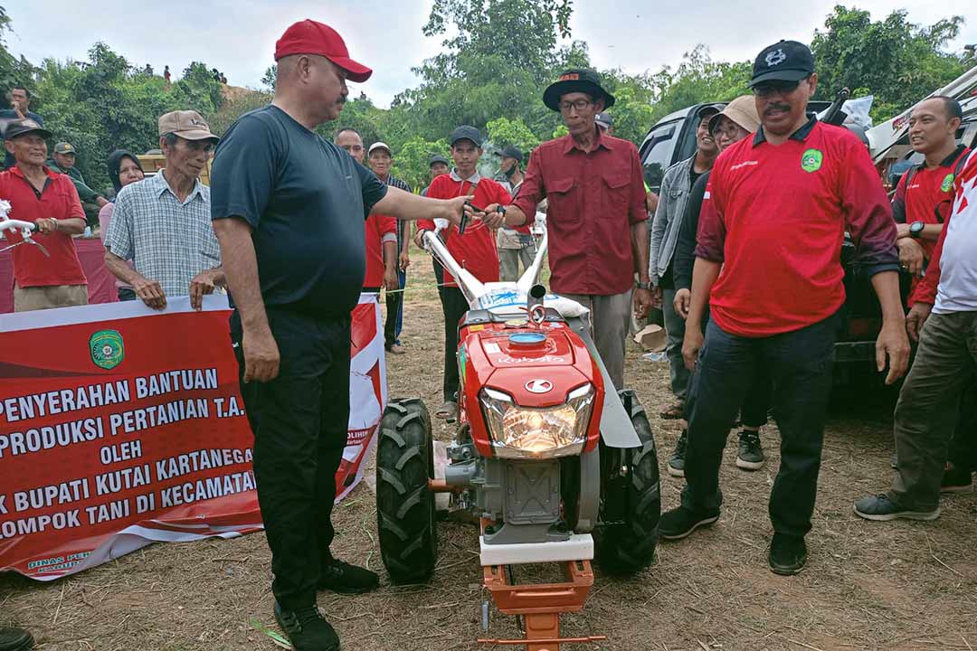 Bupati Kukar Edi Damansyah salurkan hentraktor untuk kelompok tani yang ada di kecamatan sebulu