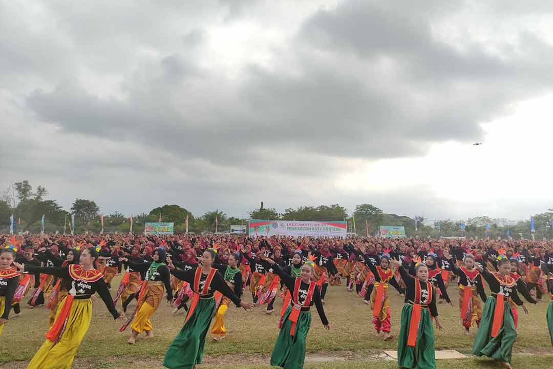 Penampilan dua ribu penari Tari Jepen di Lapangan Stadion Bessai Berinta Kota Bontang, Kamis (12/10/2023),