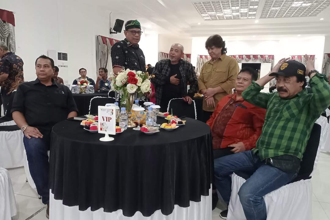 Wali Kota Bontang, Basri Rase (berdiri berkacamata) bersama wartawan legend.