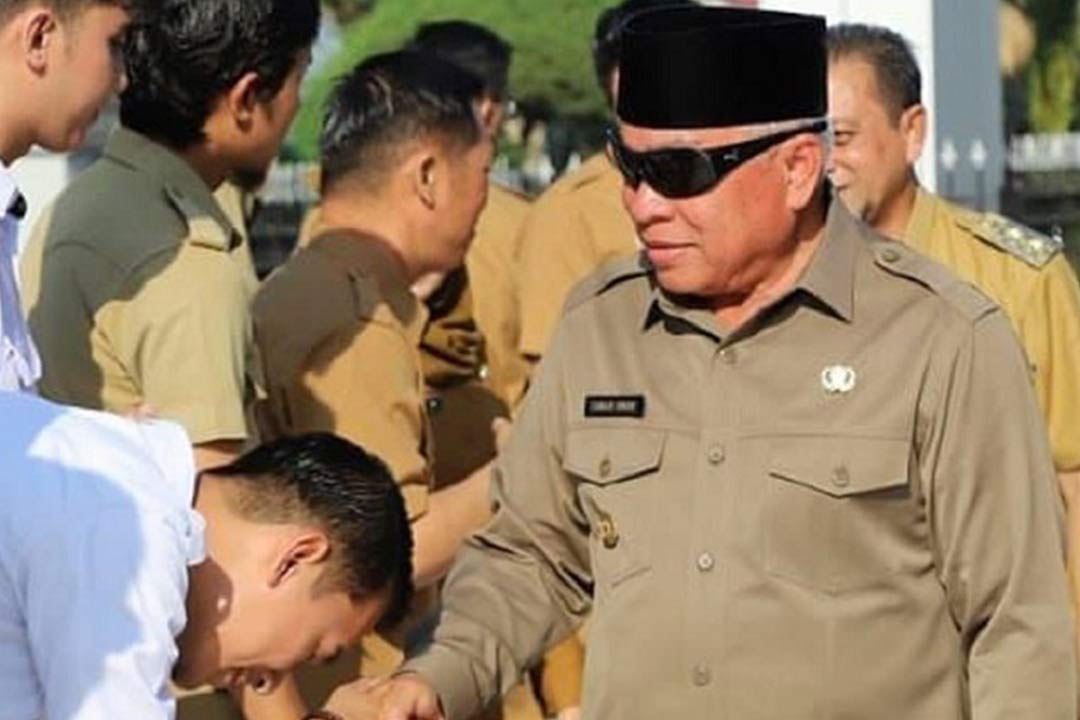 Berkacamata hitam Isran dilepas pegawai di Kantor Gubernur