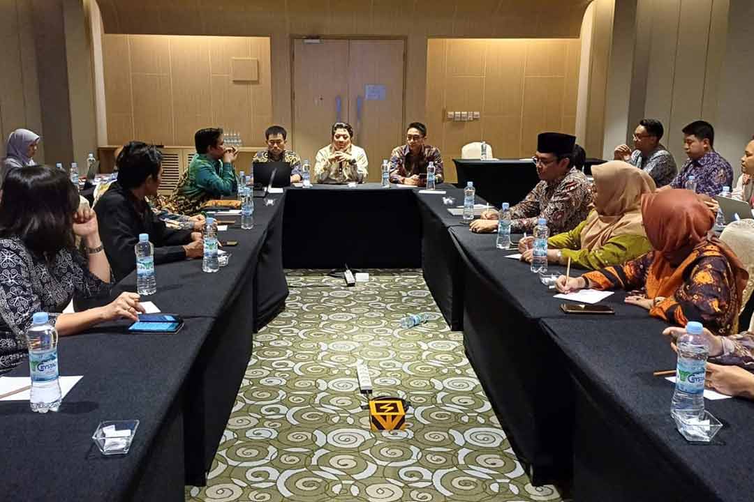 Ditjen Pendis M. Ali Ramdhani (tengah) memimpin FGD di Jakarta.