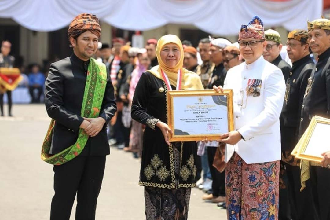 Pj. Wali Kota Batu Aries Agung Paewai menerima penghargaan dari Gubernur Jawa Timur Khofifah Indar Parawansa.