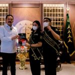 Dwina Siregar bertemu dengan Jaksa Agung ST Burhanuddin di Menara Kartika Adhyaksa Kejaksaan Agung RI Jakarta tahun 2022.