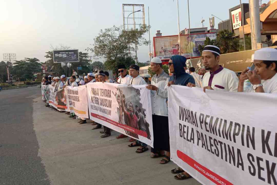 Forum Peduli Muslim Palestina yang melakukan unjuk rasa. Foto: (Nabil/Jurnalborneo)