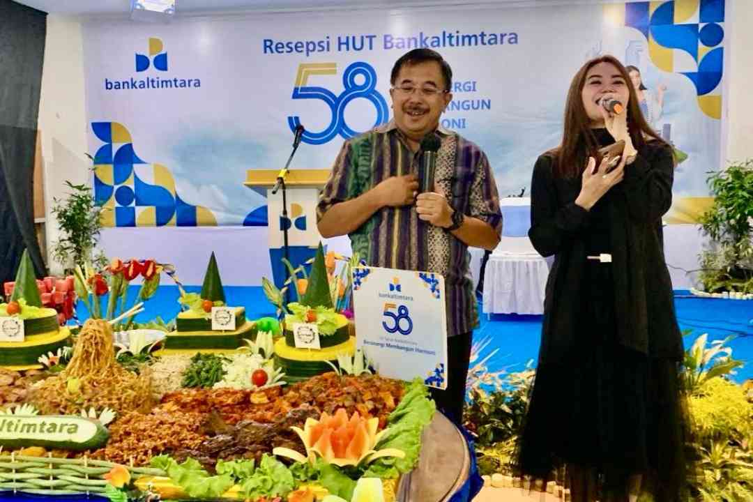 Saya nyanyi di kantor cabang Bankaltimtara Balikpapan.