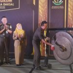 Kepala Kejaksaan Tinggi Kaltim Hari Setiyono, SH.MH saat memukul gong pembukaan di ball room Hotel Novotel Balikpapan, Selasa (17/10/2023).