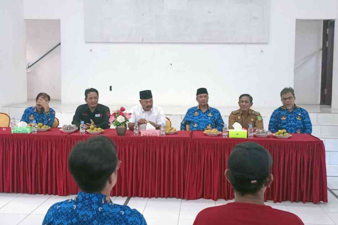 Bupati Kukar Edi Damansyah saat Salurkan bantuan kepada Pokdarwis Desa Sumber Sari