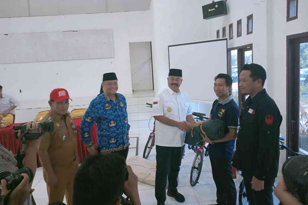 Bupati Kukar Edi Damansyah serahkan Bantuan secara simbolis kepada Pokdarwis