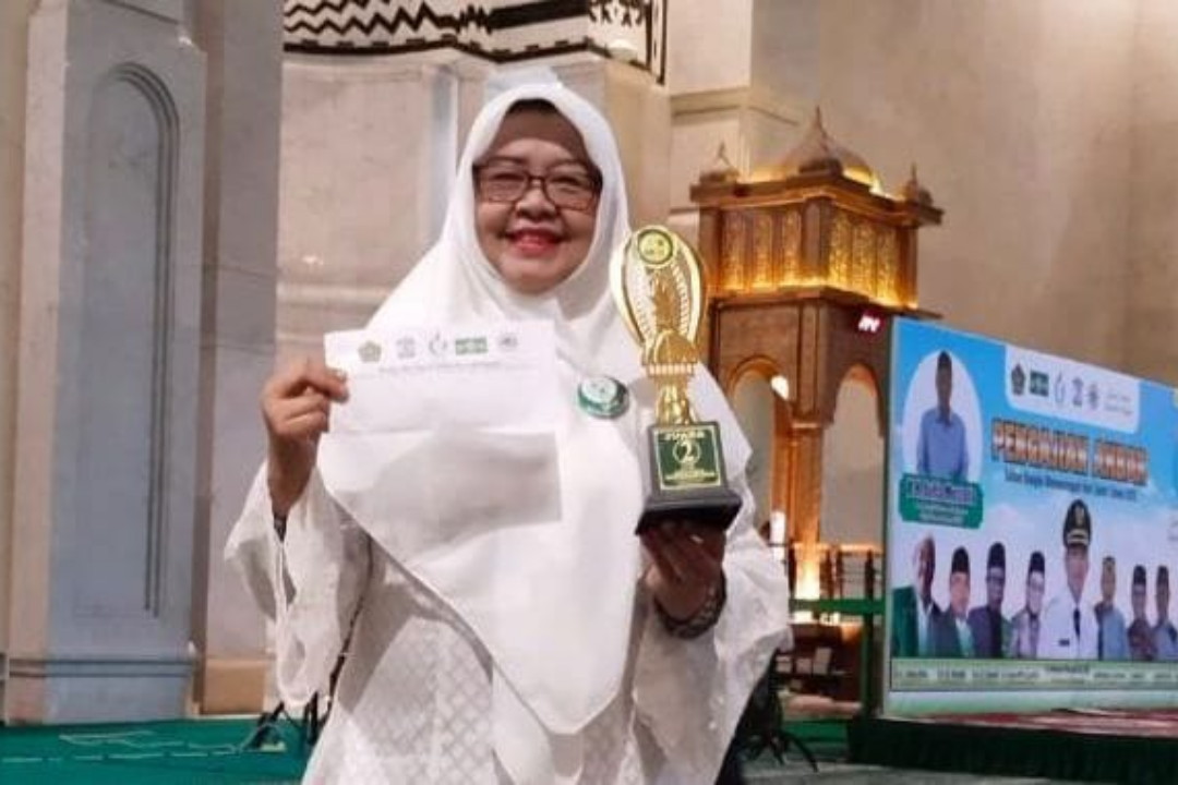 Ketua LKK NU Balikpapan Bunda Arita menerima piala ke-2 mobil hias.