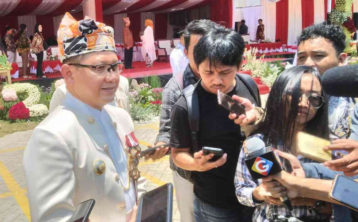 Pj. Wali Kota Batu saat menyampaikan keterangan pers.