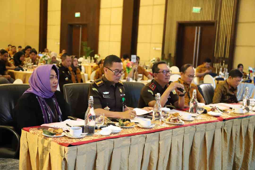 Lima juri mengajukan pertanyaan kepada peserta. Kajati Kaltim, Hari Setiyono (pegang mic) menjadi satu dari lima juri.