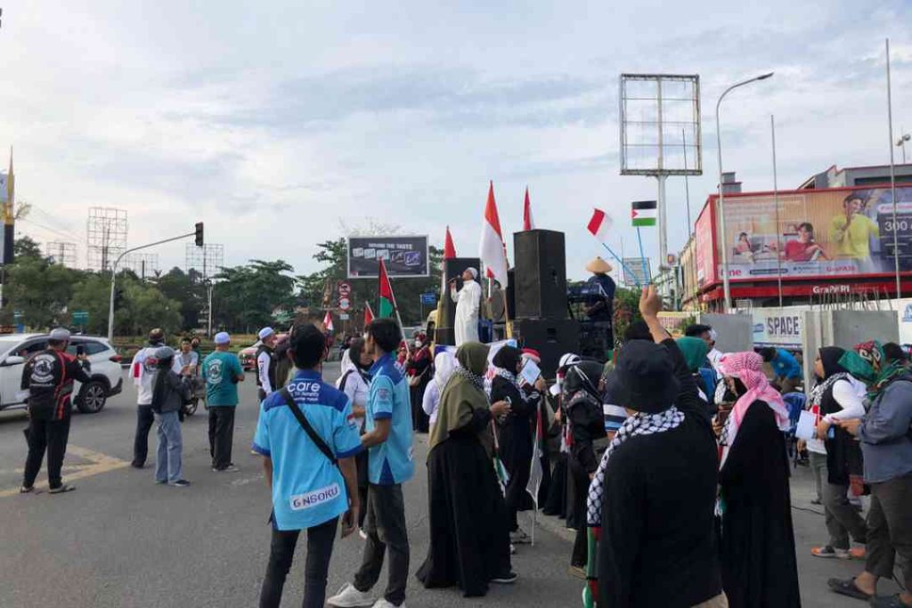 Aksi Peduli Palestina di Simpang Mall Lembuswana, Minggu (22/10/2023).