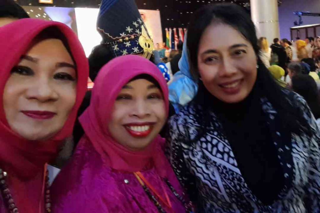 Ketua BKOW Provinsi Kaltim dr. drg. Hj. Suryani Astuti, M.Si (tengah) bersama Menteri PPPA I Gusti Ayu Bintang Darmawati, S.E, M.Si (kanan)