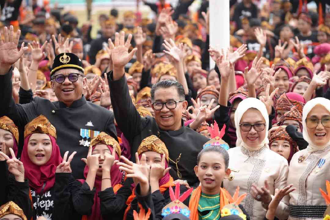Pj Gubernur, Wali Kota Bontang dan istri serta Wakil Wali Kota Najirah di tengah para penari jepen massal.