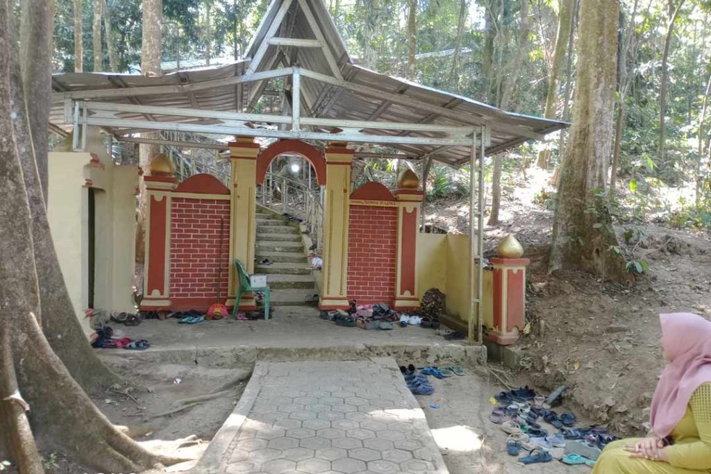 Elin, penjaga sandal di depan pintu gerbang meniti anak tangga menuju makam Sunan Parung.