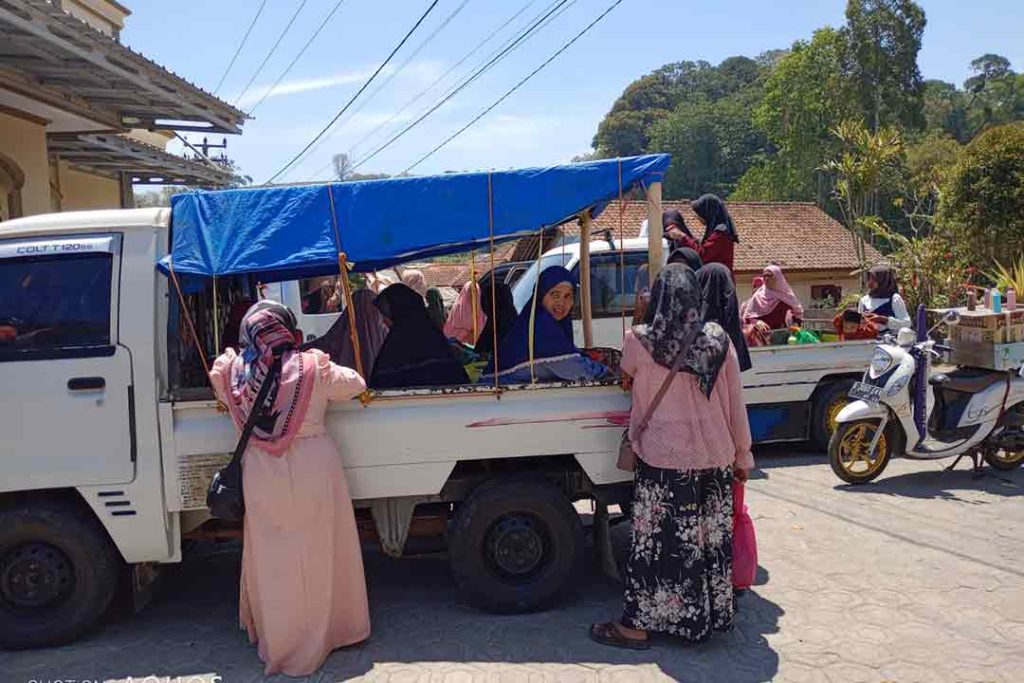 Peziarah ada yang menggunakan moda transportasi pickup dari Karawang menuju ke makam Sunan Parung.