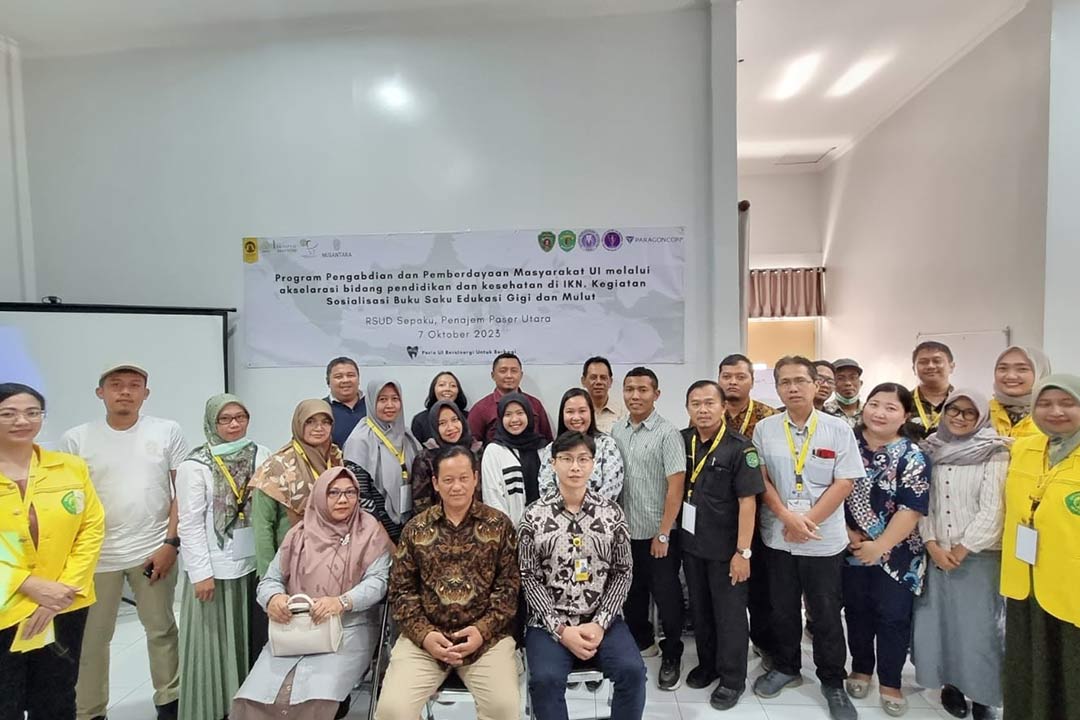 Direktur Pelayanan dasar Otorita IKN, Suwito (duduk di tengah) dan drg. Benso S. Sulijaya, Sp. Perio(K), Ph.D (duduk di sebelah kiri) foto bersama dengan peserta kegiatan