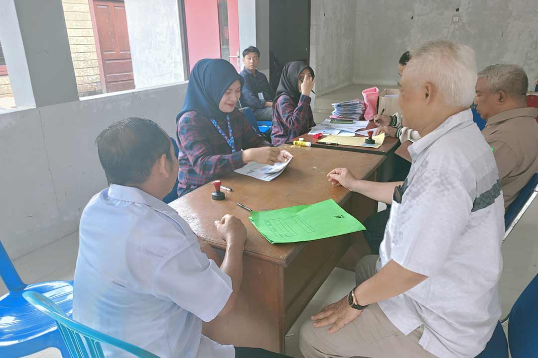 Persiapan buku rekening antara RT dan Bank Kaltimtara di kelurahan Loa Ipuh untuk pencairan anggaran Rp 50 juta