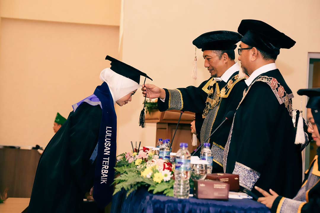 Rektor ITK Prof Rubiyanto dalam prosesi wisuda.