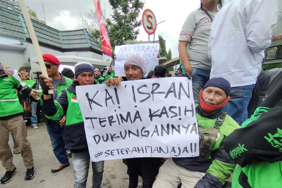 Komunitas Driver Ojek Online dan Taxi Online di Provinsi Kalimantan Timur saat berdemo