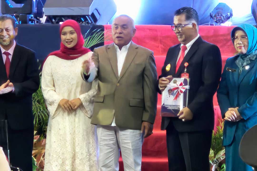 Isran didampingi putrinya Siti Rahmawati setelah serah terima jabatan bersama Hadi Mulyadi kepada Pj Gubernur Akmal Malik