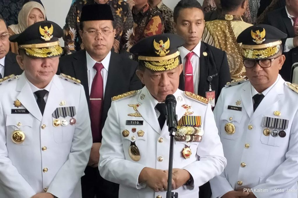 Mendagri Tito Karnavian diapit Pj. Gubernur Kaltim Akmal Malik (kanan) dan Pj. gubernur Sumatera Selatan Agus Fatoni (kiri)