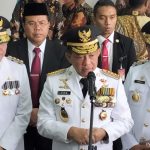 Mendagri Tito Karnavian diapit Pj. Gubernur Kaltim Akmal Malik (kanan) dan Pj. gubernur Sumatera Selatan Agus Fatoni (kiri)