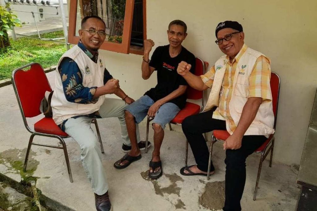 YK dalam kondisi sehat (tengah) saat ditemui Mohammad Hanafi PSM Kelurahan Sempaja Selatan (kiri) bersama Edi Siswanto ketua PSM Kelurahan Sempaja Barat kecamatan Samarinda Utara, Selasa 7 November 2023.