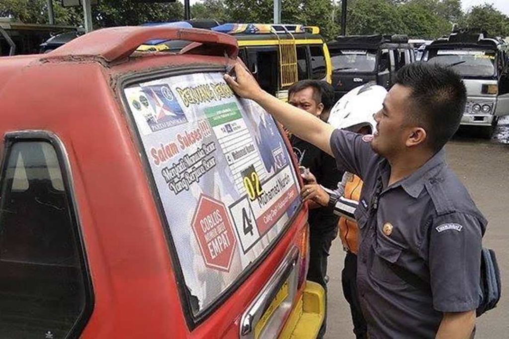 Angkot di beberapa kota yang memasang alat peraga kampanye sebelum waktunya mulai ditertibkan.