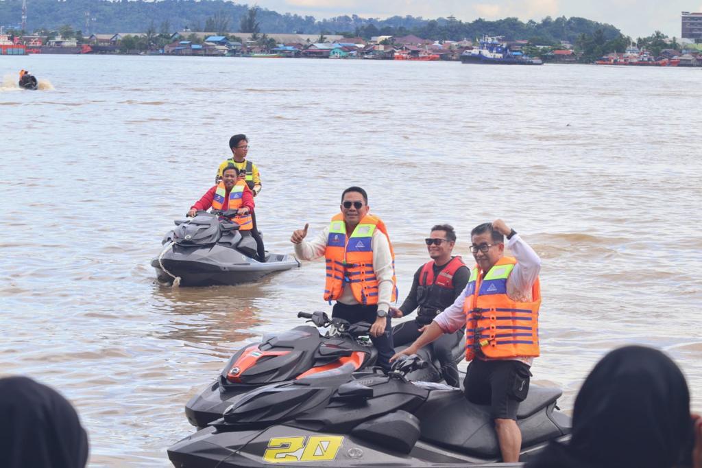 Bersama Wali Kota Samarinda Andi Harun bermain jetski di Mahakam.