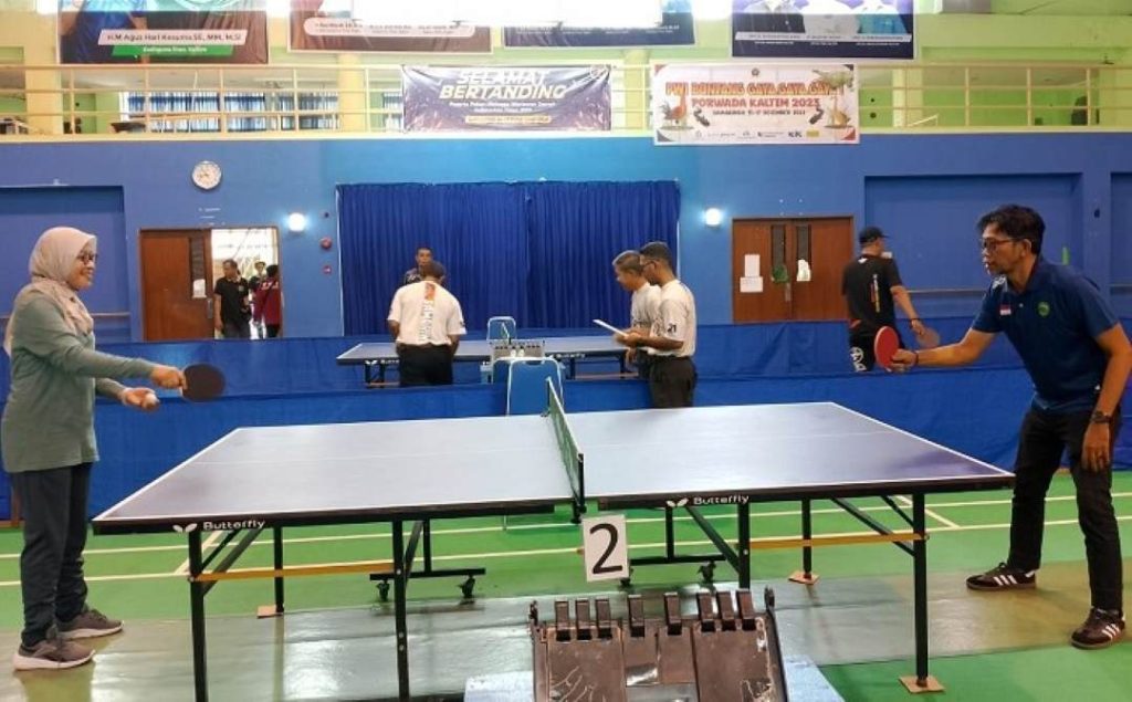 Pertandingan eksebisi tenis meja antara Sekdaprov Kaltim Sri Wahyuni melawan Kadispora Kaltim Agus Hari Kusuma