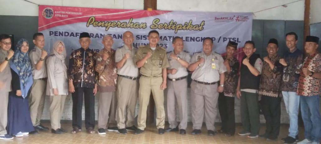 Pembagian sertifikat tanah, program Pendaftaran Tanah Sistematis Lengkap (PTSL) tahap ke-3 tahun 2023 di kelurahan Temas Kecamatan Kota Batu, di Kampung Wisata Tani, Senin (15 /1/2024 ).