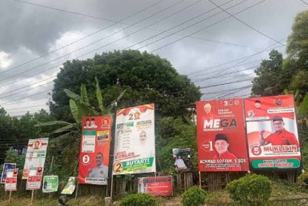 Baliho sebagai alat peraga pemilu yang tersebar di setiap simpang.