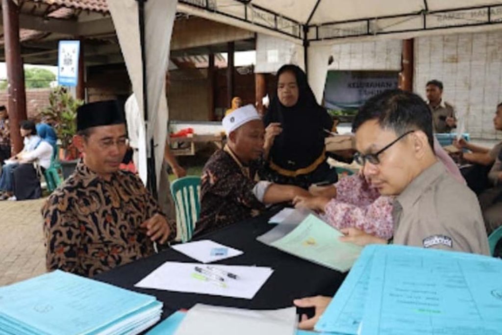 Pembagian sertifikat tanah, program Pendaftaran Tanah Sistematis Lengkap (PTSL) tahap ke-3 tahun 2023 di kelurahan Temas Kecamatan Kota Batu, di Kampung Wisata Tani, Senin (15 /1/2024 ).