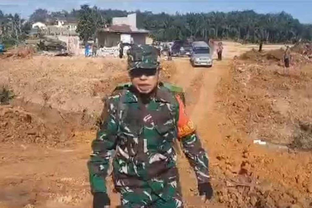 Pembina Desa (Babinsa) Koramil 0913-04/Sepaku Koptu Samsul.