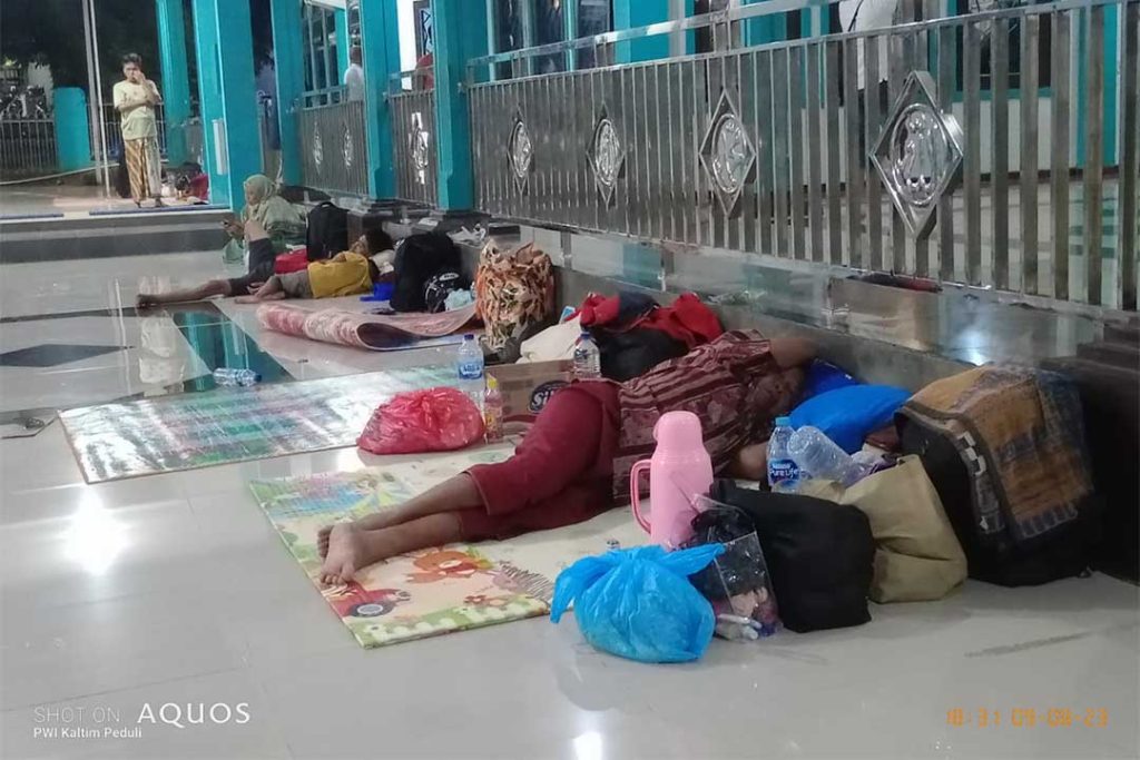 Pasien RSUD AWS rela tidur di selasar masjid Asyshifaau Linnaas RSUD AWS demi untuk mendapatkan pengobatan.