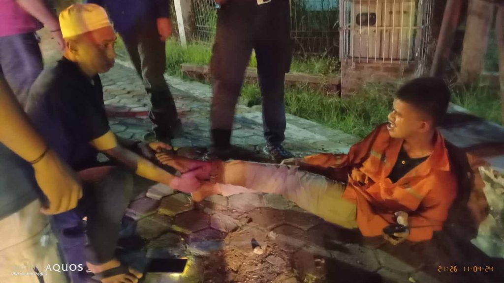 Relawan yang mengalami kram di kaki, dievakuasi Unit Ambulance PWI Kaltim Peduli ke kediamannya di jalan Lambung Mangkurat Gang Masjid Blok D.