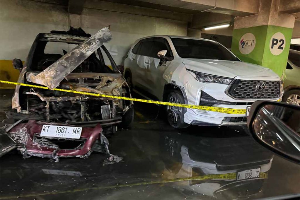 Kondisi mobil Suzuki Splash yang terbakar di parkiran lantai dua Samarinda Central Plaza (SCP) Jalan Pulau Irian, Samarinda, Minggu (14/4/2024).