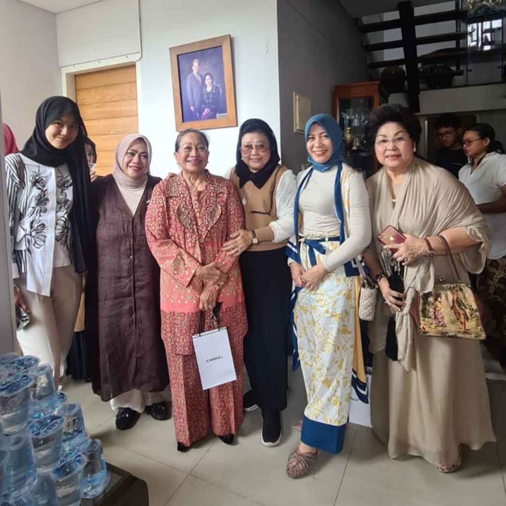 Rombongan Hj Aisyah dan suami dari Ipoh, Malaysia juga hadir ke Jakarta.