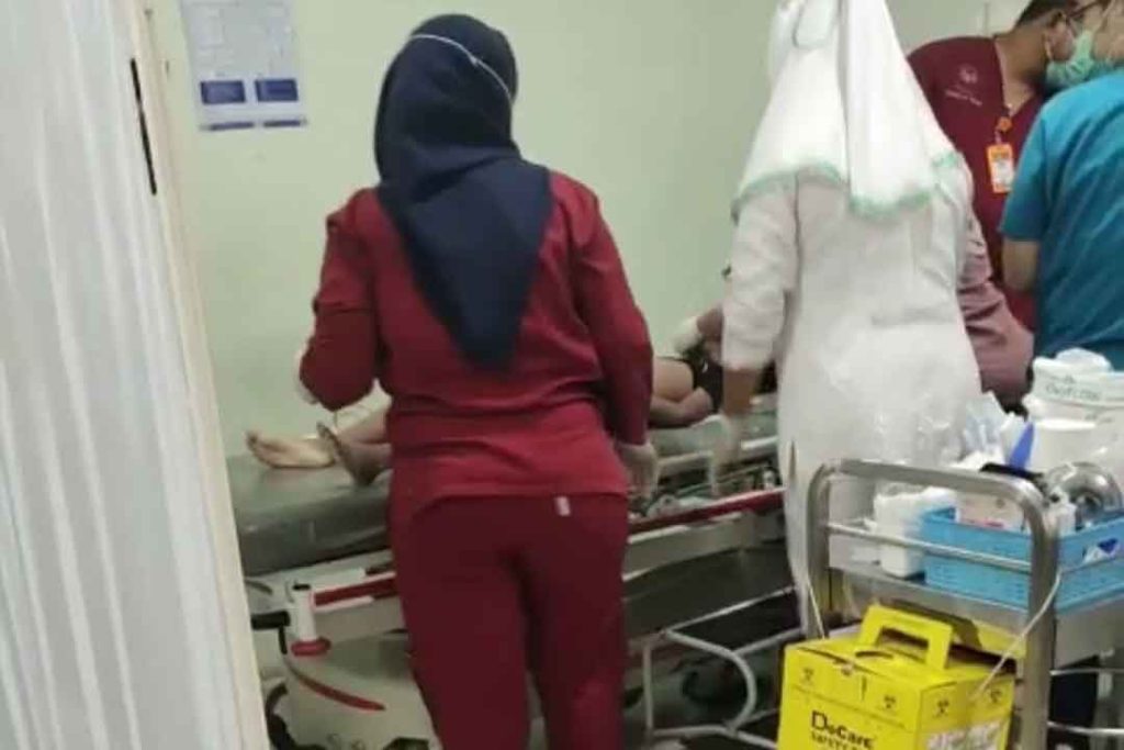 Sang adik saat menerima pertolongan medis di rumah sakit (foto: istimewa)