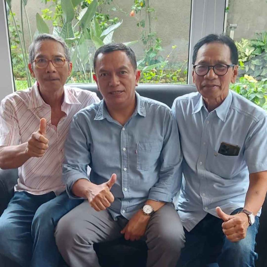 Mantan Danrem Brigjen Dendi Suryadi (tengah) dan Awang Bahrin (kiri), mantan Dubes Turki hadir juga memberikan ucapan selamat.