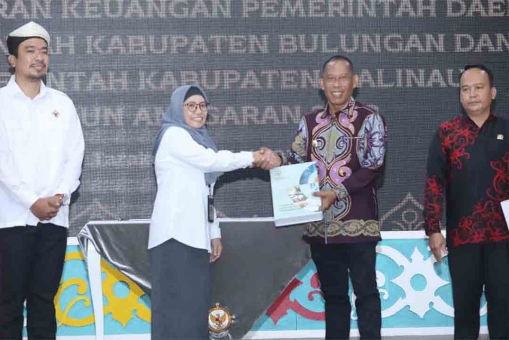 Bupati Bulungan, Syarwani saat menerima predikat opini WTP dari BPK RI Perwakilan Kaltara di Tarakan.