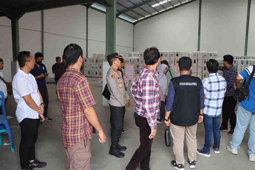 Kapolresta Samarinda, Kombes Pol Dr. Ary Fadli saat pengecekan gudang logistik KPU Provinsi Kalimantan Timur, Sabtu (15/06/2024) (Foto: Humas Kapolresta Samarinda)